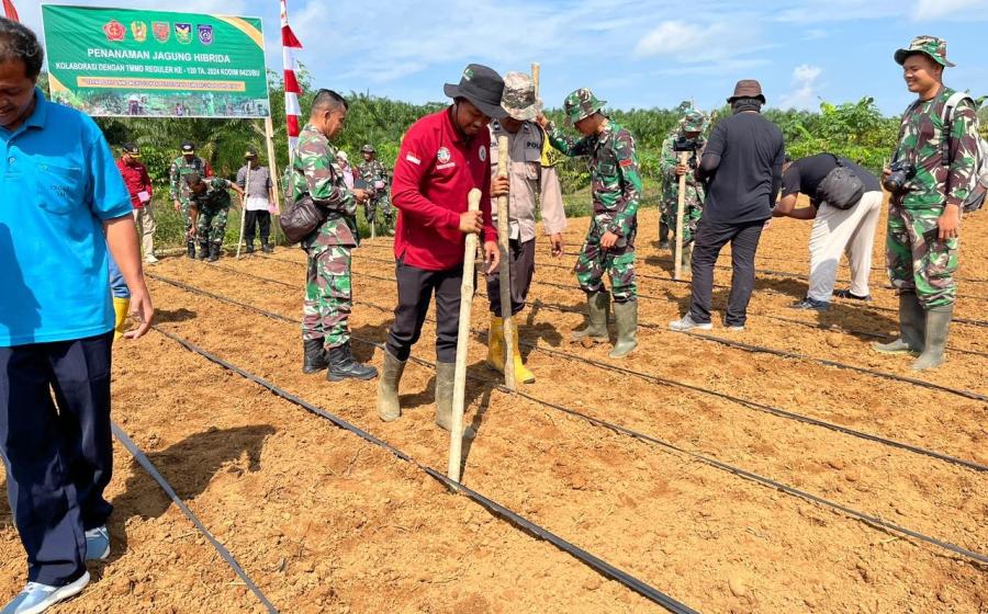 Sinergitas TNI Polri pada TMMD di Desa Bukit Tinggi