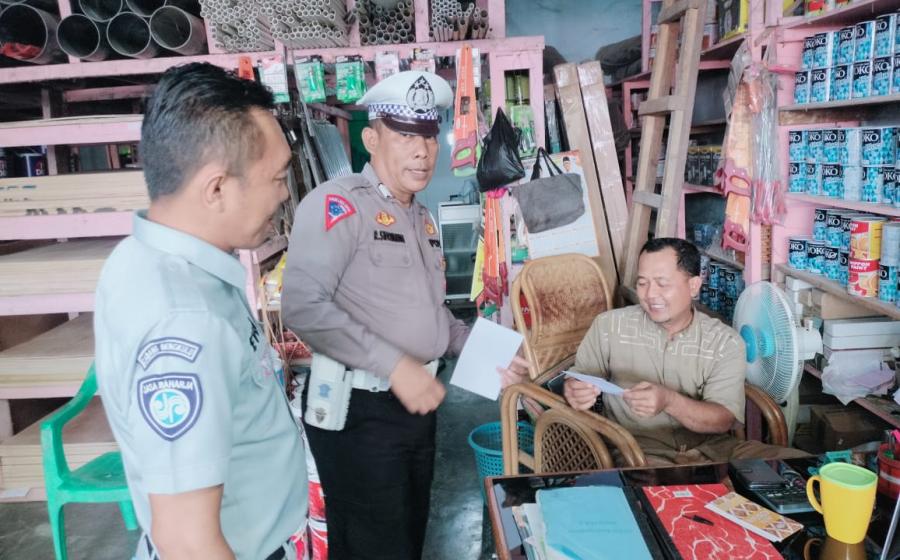 Jasa Raharja Bersama Polres Bengkulu Utara Bagikan Brosur Kepatuhan Pembayaran Pajak Kendaraan Bermotor di Kabupaten Bengkulu Utara