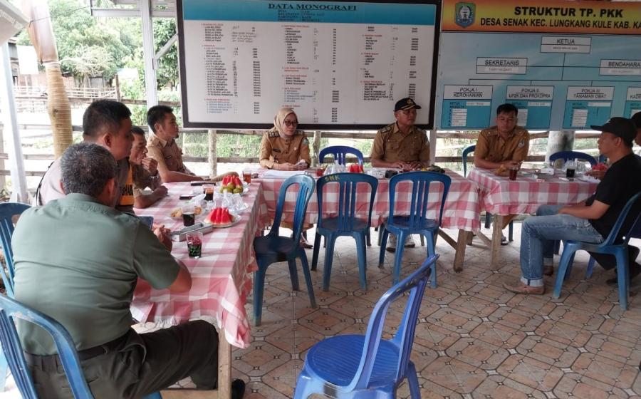 Awasi Pengunaan Dana Desa, Bhabinkamtibmas Polsek Padang Guci Hulu Hadir dalam Monitoring dan Evaluasi Dana Desa