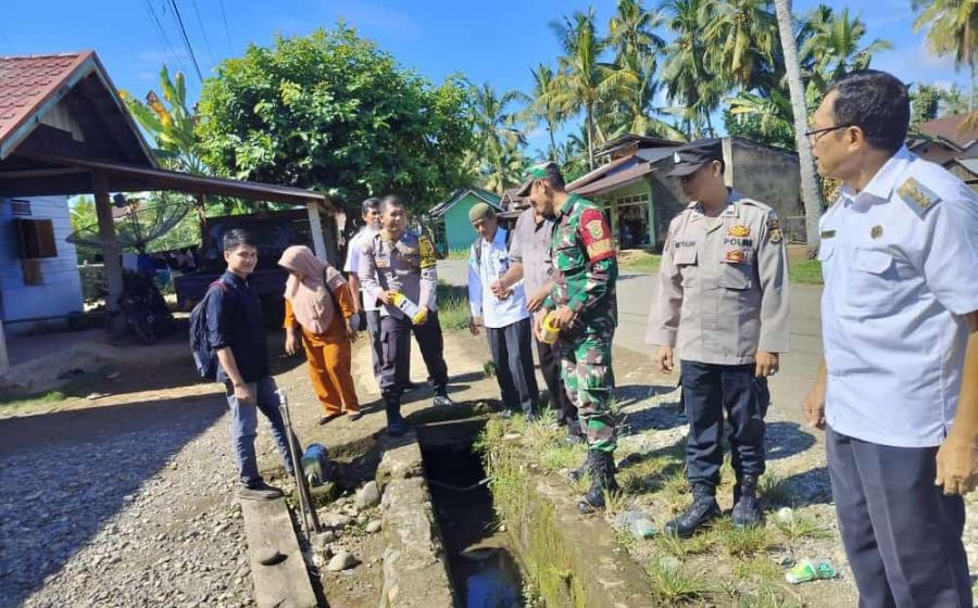 Cegah Penyebaran DBD, Personel Polsek Teras Terunjam bersama TNI dan Unsur Tripika Lakukan Penaburan Bubuk Abate pada Saluran serta Genangan Air 