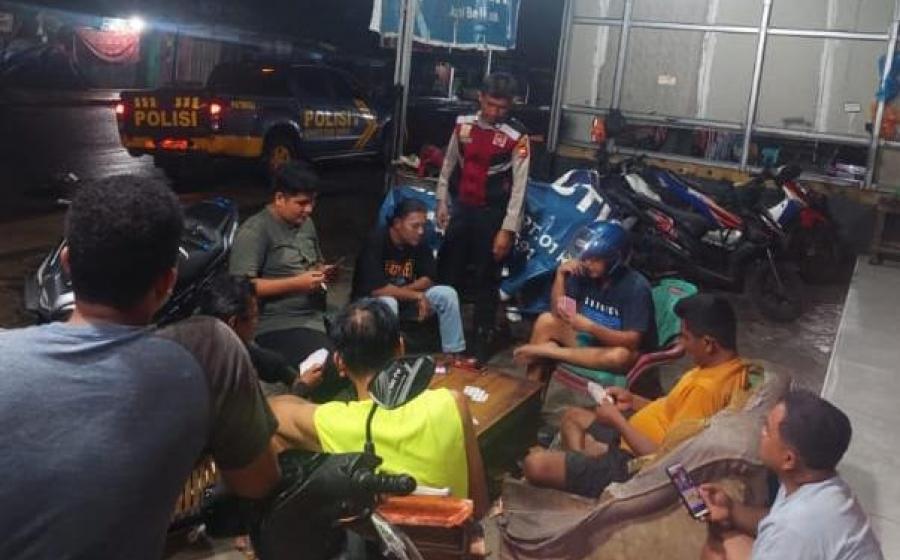 Patroli, Sat Samapta Polresta Bengkulu Sambangi Pemuda Pemudi dan Pemilik Toko Sampaikan Imbauan Ciptakan Kamtibmas 