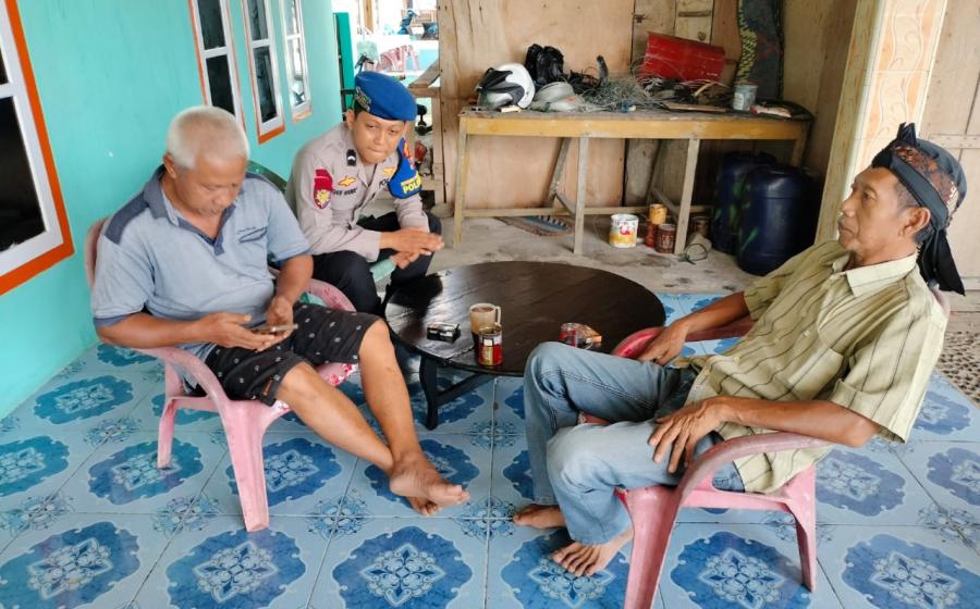 Sat Polairud Polres BS Patroli Sambangi Warga Pantai Pasar Bawah Sampaikan Imbauan Kamtibmas