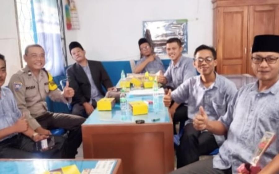 Bhabinkamtibmas Polsek Selebar Hadiri Undangan Pelepasan Siswa-Siswi Kelas IX SMPN 5 kota Bengkulu