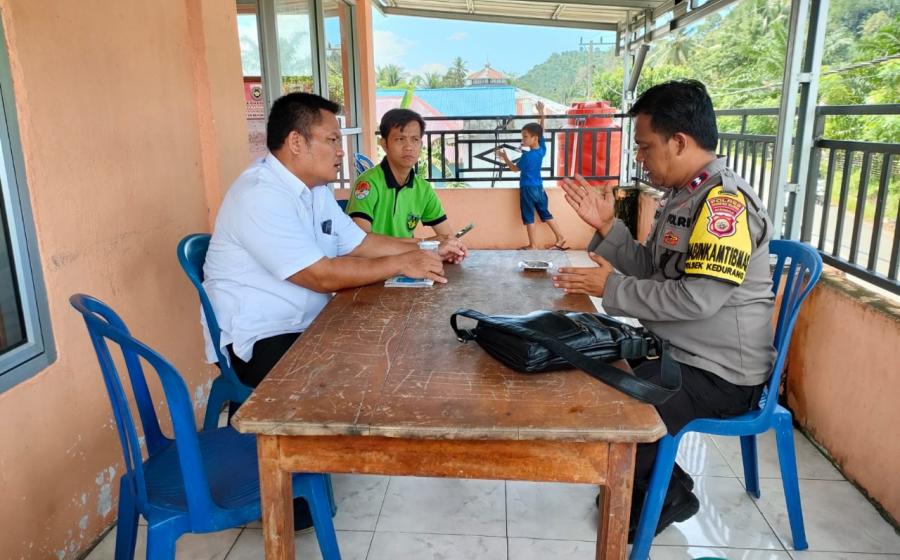 Jalin Sinergitas Bhabinkamtibmas Sambangi Pemdes   Duduk Bersama Ciptakan Kamtibmas yang Kondusif   