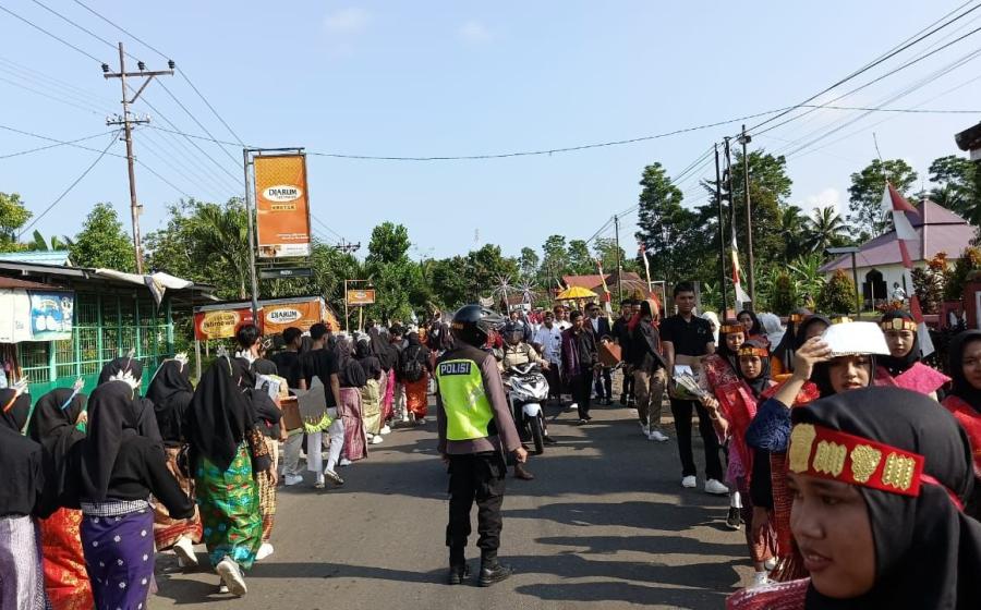 Polsek Padang Jaya Melaksanakan PAM dan Pengawalan Giat Pawai Adat P5 SMAN 08 Bengkulu Utara 