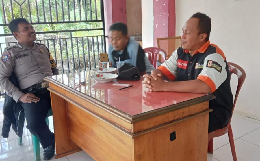 Bhabinkamtibmas Sambangi Warga dan Aparatur Desa Pino Baru, Sampaikan Imbauan Kamtibmas  