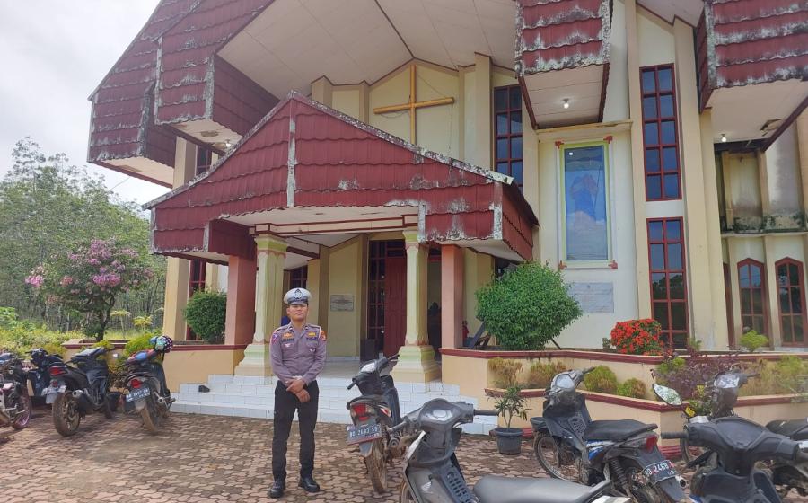 Ciptakan Keamanan yang Kondusif , Personel Polsek Ketahun Lakukan Pengamanan Ibadah di Gereja 
