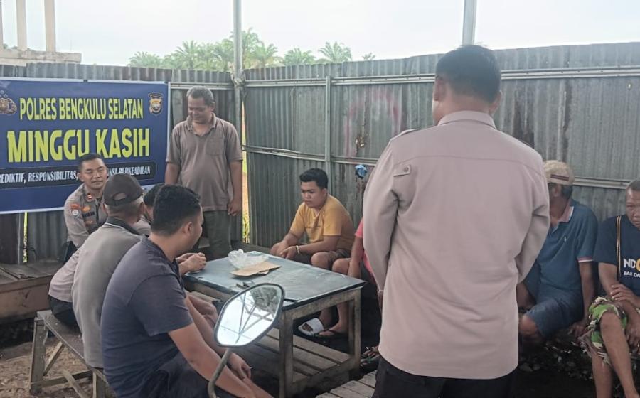 Minggu Kasih, Kapolres Bersama Kasat Binmas Dengarkan Aspirasi Warga Desa Tebat Kubu   