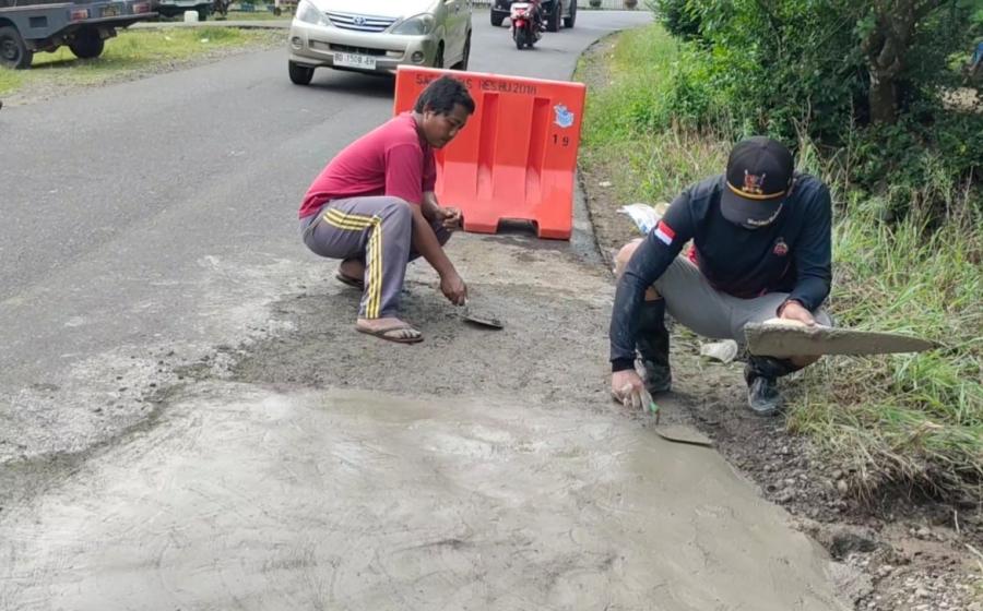 Gelar Baksos, Polsek Padang Jaya Lakukan Penambalan Lubang Jalan Raya Provinsi