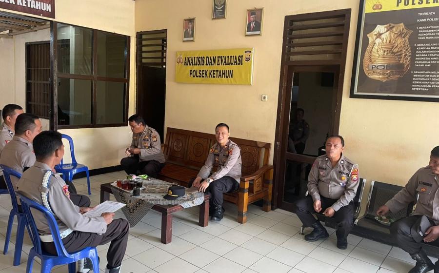 Pimpin Anev Mingguan, Kapolsek Ketahun Sampaikan Arahan dan Semangat