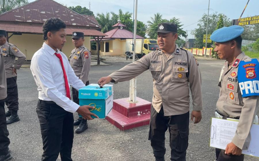 Anggota Polsek Ketahun Gelar Giat Rutin Senin Sedekah 