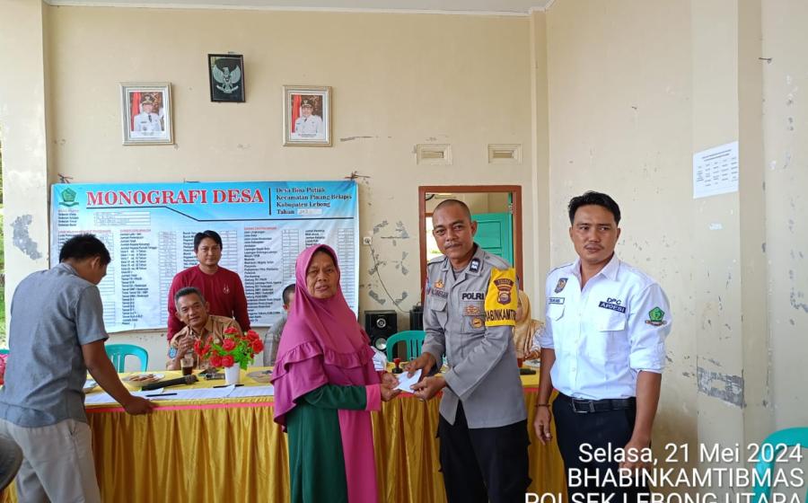 Bhabinkamtibmas Polsek Lebong Utara Hadiri Penyaluran BLT DD di Desa Bioa Putiak
