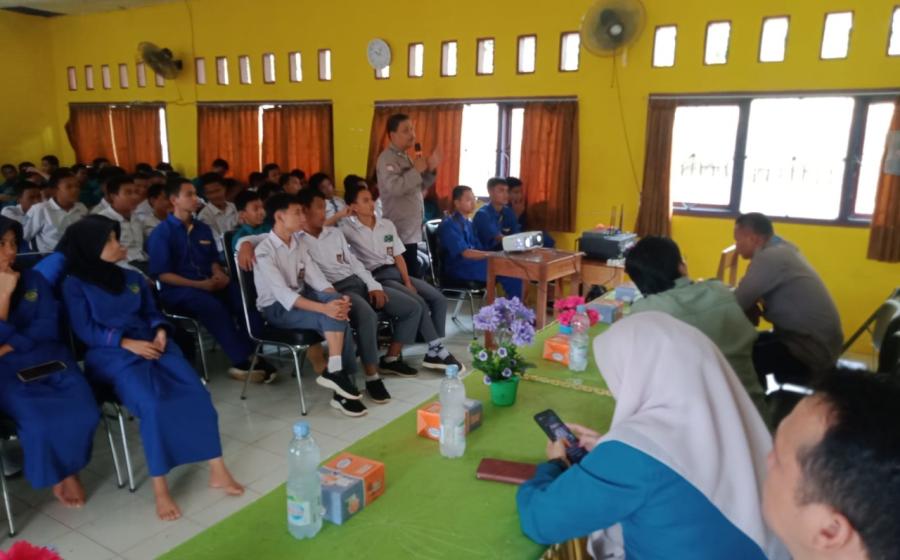 Sat Binmas Polres Seluma Berikan Penyuluhan Kenakalan Remaja di SMKN 1 Seluma