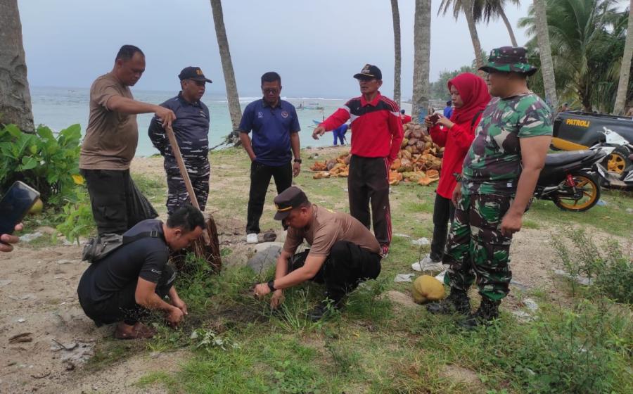 Ciptakan Lingkungan Bersih Sehat dan Asri, TNI-Polri dan Instansi Pemerintah Desa Laksanakan Bakti Lingkungan