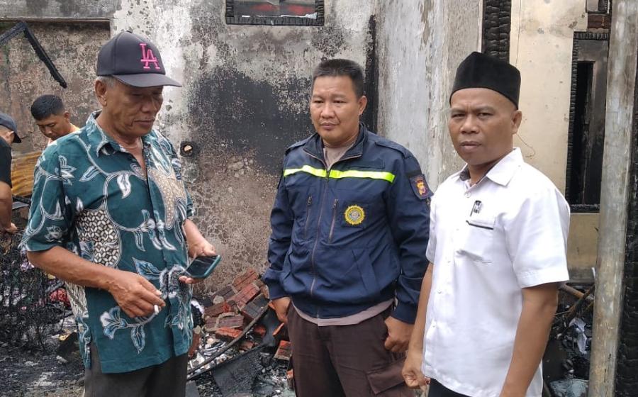 Bhabinkamtibmas Polsek Selebar Sambangi Rumah Warga yang Alami Kebakaran 