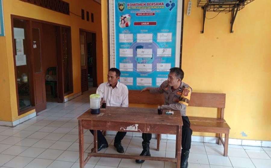 Sambangi Masyarakat untuk Wujudkan Kamtibmas yang Kondusif, Bhabinkamtibmas Sampaikan Pesan Kamtibmas  