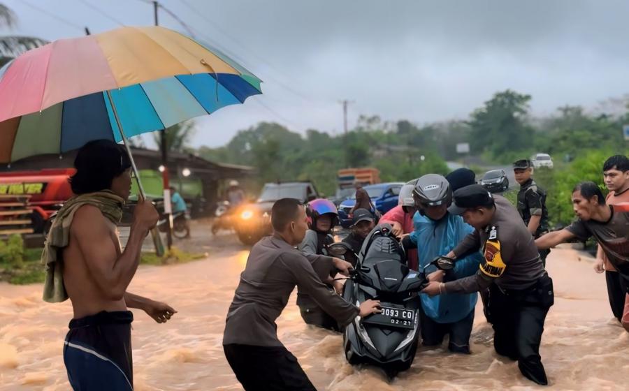 Air Sungai Meluap, Dansat Brimob Terjun Langsung Membantu Evakuasi
