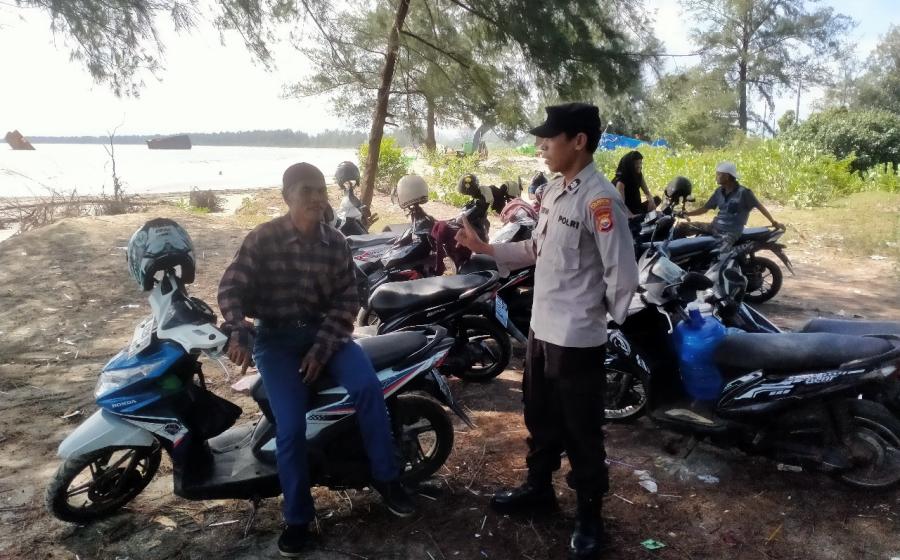 Personel Polsek KSKP Pulau Baai Patroli di Lokasi Kapal Karam Terbelah Sampaikan Imbauan Kamtibmas 
