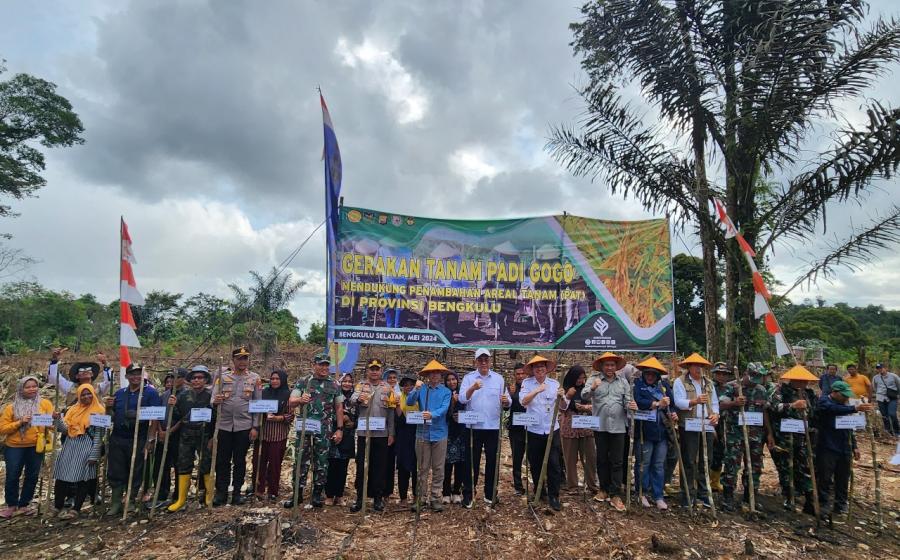 Polres BS Ikuti Gerakan Tanam Perdana Padi Gogo  Bersama Staf Khusus Menteri Pertanian dan Sekertaris Dirjen Tanam Pangan Kementan RI 