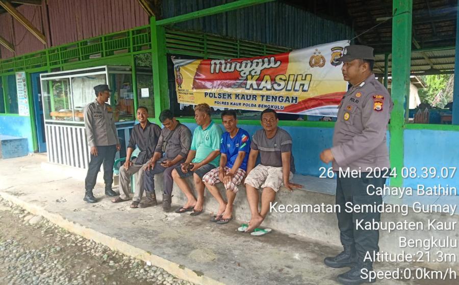Kapolsek Kaur Tengah Minggu Kasih di Desa Lubuk Gung, Sampaikan Imbauan Kamtibmas 