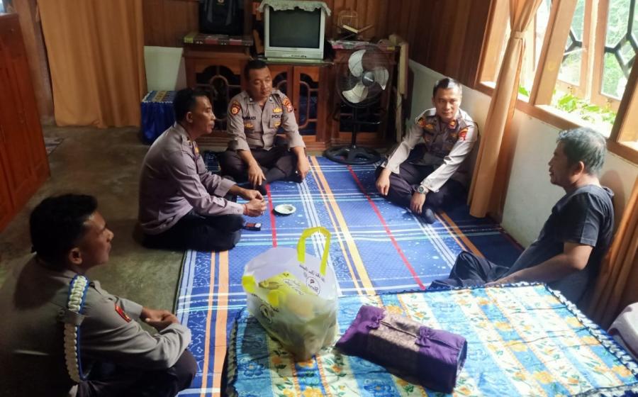 Wujud Empati Serta Peduli, Kapolsek Ketahun Jenguk Anggotanya Yang Sakit