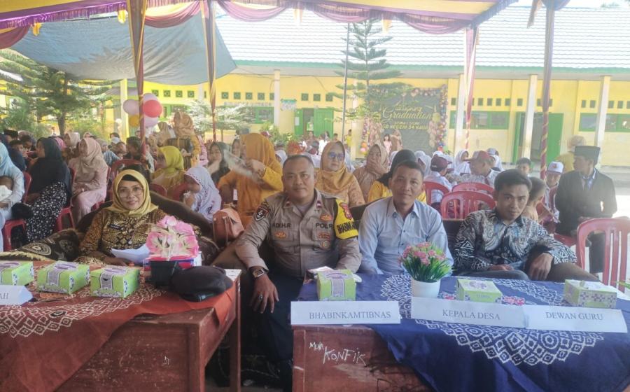 Bhabinkamtibmas Polsek Nasal Hadiri Perpisahan SDN 34 Nasal