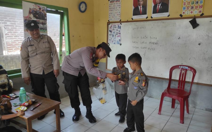 Bhabinkamtibmas Polsek Maje Police Go To School di TK PGRI Kaur