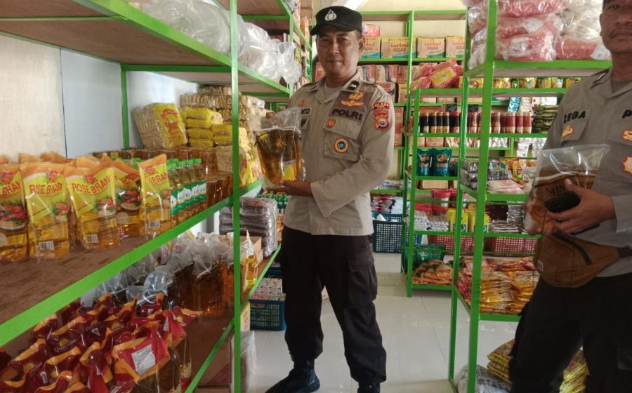 Personel Polsek Maje Cek Ketersedian Bahan Sembako dan Minyak Goreng 