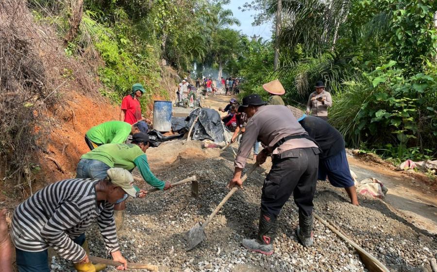 Polsek Ketahun Ikut Berpartisipasi Dalam Kegiatan TMMD di Bukit Tinggi