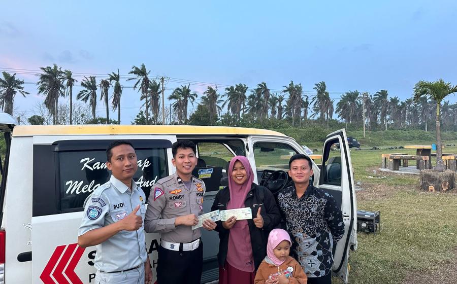 Jasa Raharja dan Samsat Mukomuko Melakukan Pelayanan “Samsat Senjo” di Pantai Abrasi
