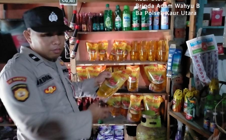 Personel Polsek Kaur Utara Cek Ketersedian Bahan Sembako dan Minyak Goreng 