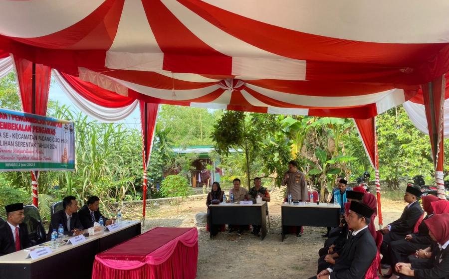 Personel Polsek Kaur Utara Hadiri Pelantikan dan Bimtek Pengawas Kelurahan Untuk Pilkada 2024