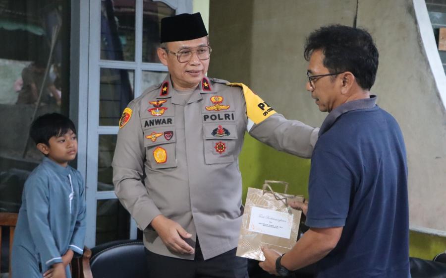Kapolda Bengkulu Serahkan Tali Asih Kepada Keluarga Almarhum Briptu Anumerta Sony Bintang Alfalah