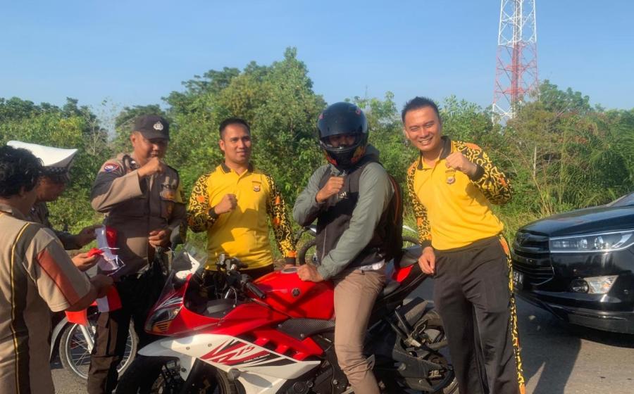 Polsek Ketahun Berikan Bendera Merah Putih Secara Gratis Kepada Pengendara