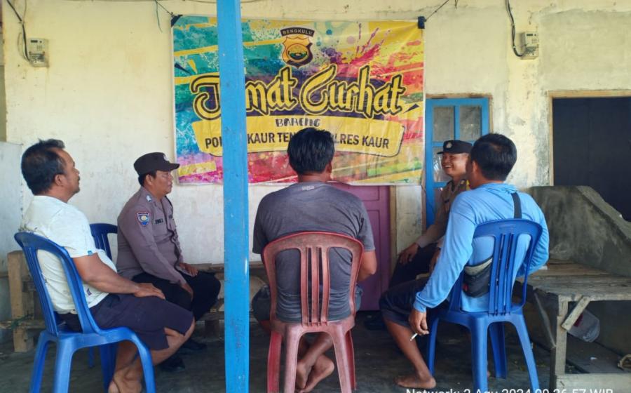 Sampikan Pesan Kamtibmas, Polsek Kaur Tengah Jumat Curhat Bersama Warga di Desa Tanjung Pandan