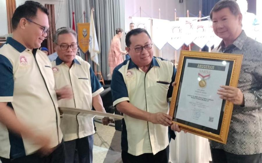 Prabowo Subianto Terima Pin Emas dari SMSI atas Dedikasinya Jaga Demokrasi