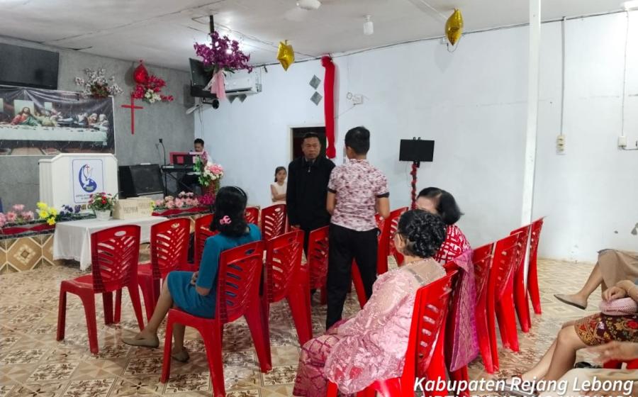 Personel Pengamanan Polsek Selupu Rejang, Amankan Ibadah Minggu di Gereja 