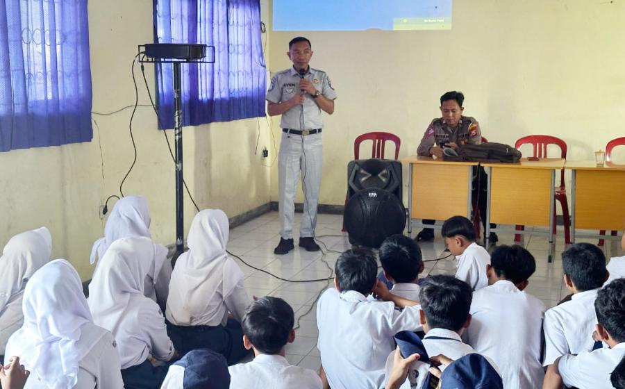 Jasa Raharja Bersama Polres Bengkulu Utara Sosialisasi Pengajar Peduli Keselamatan Lalu Lintas (PPKL) di SMPN 3 Bengkulu Utara