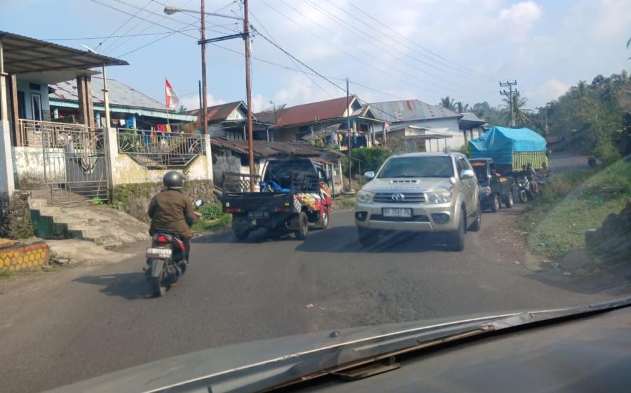 Berikan Keamanan, Personel Polsek Sindang Kelingi Laksanakan Pengawalan di Jalan Lintas 