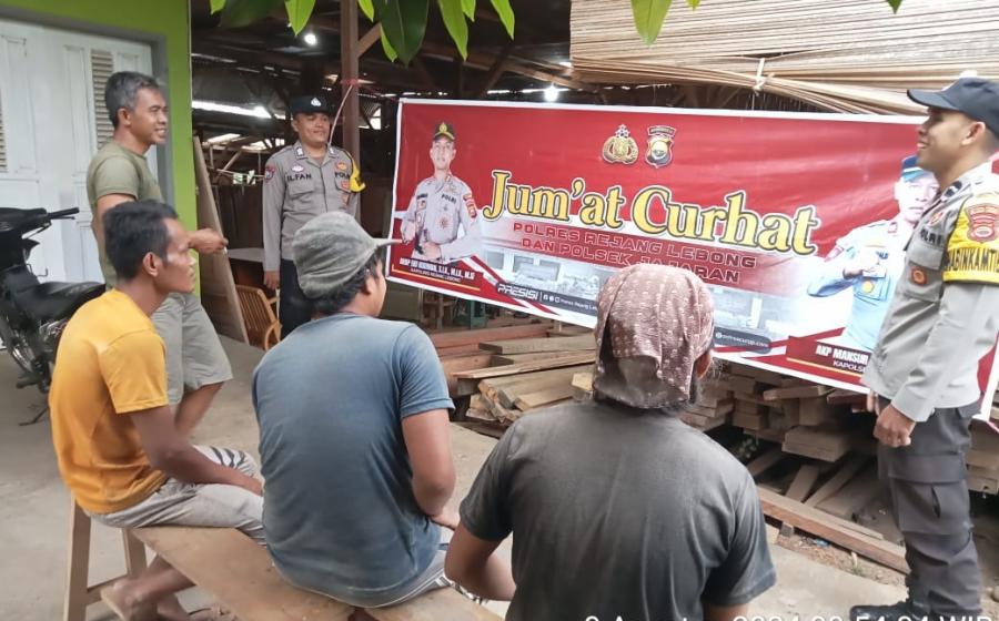 Warga Masyarakar Desa Durian Mas Hadiri Jumat Curhar Bersama Polsek Kotapadang 