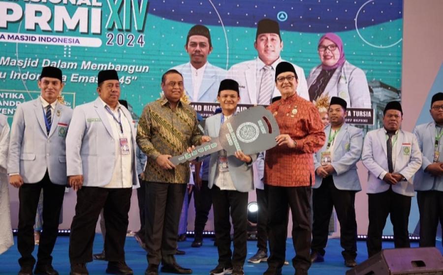 Prabowo Subianto Serahkan Bantuan 100 Unit Mobil Pemelihara Masjid Saat Munas BKPRMI di Medan