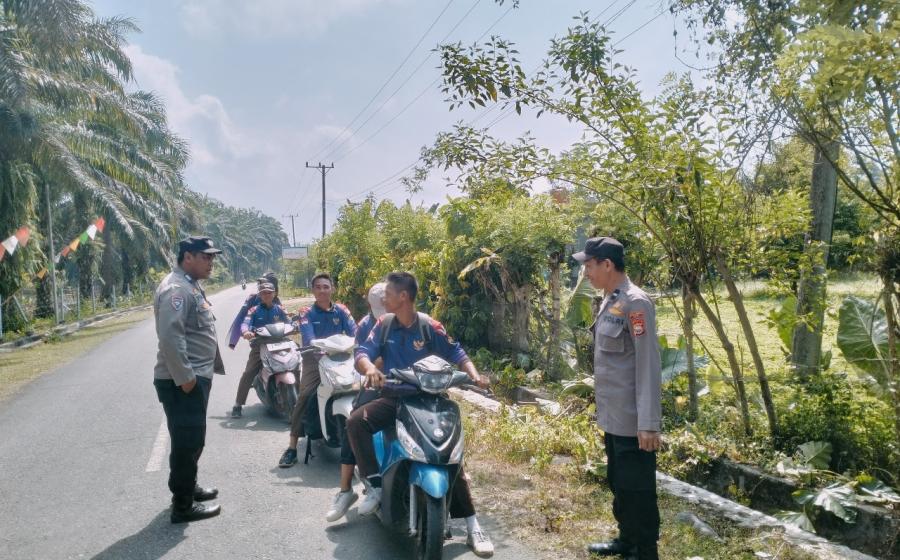 Personel Polsek Padang Guci Gelar Patroli, Sampaikan Imbauan Tertib Berlalu Lintas