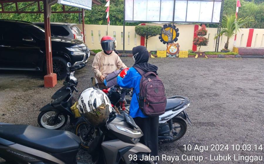 Berikan Keamanan Bagi Penguna Jalan di Jalan Lintas Curup Lubuklinggau, Polsek Sindang Kelingi Lakukan Pengawalan 