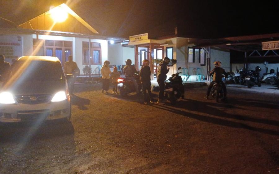 Berikan Pengamanan, Personel Polsek Sindang Kelingi Laksanakan Pengawalan kepada Pengendara Motor 