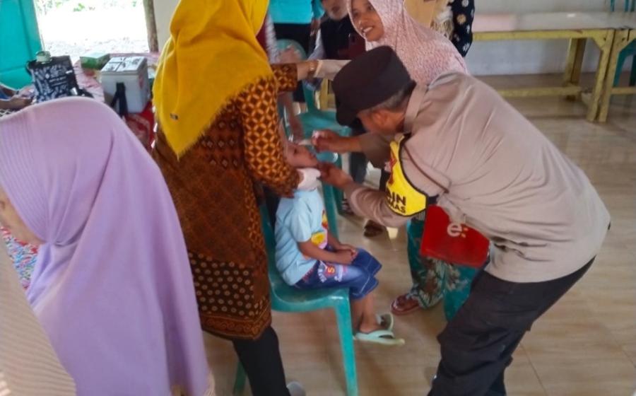 Cegah  Penyakit Polio, Bhabinkamtibmas Dampingi Petugas Kesehatan Beri Polio Pada Siswa Sd Dan Balita