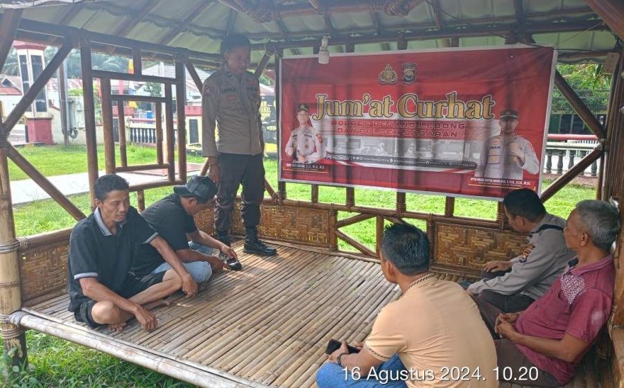 Dengarkan Keluhan dan Aspirasi Warga, Personel Polsek Padang Ulak Tanding Jumat Curhat  