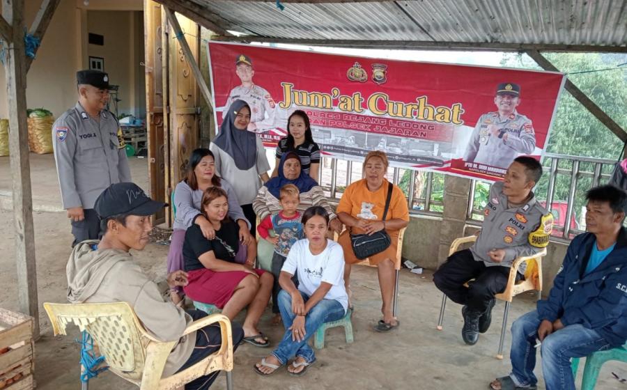 Bhabinkamtibmas Polsek Sindang Kelingi Jumat Curhat Dengarkan Aspirasi Warga 