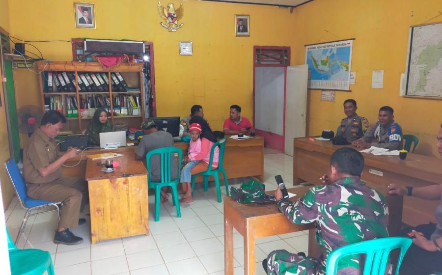 Jaga Silaturahmi dan Kemitraan, Kapolsek dan Bhabinkamtibmas Sambangi Kantor Desa