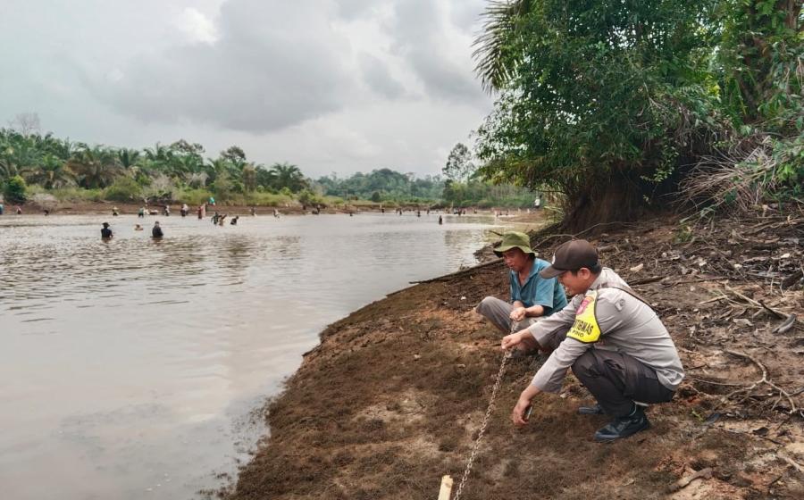 Bhabinkamtibmas Polsek Pino Wakili Kapolsek dampingi Warga Majukan Kearifan Lokal Desa Binaan