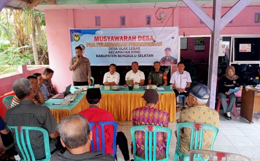 Kapolsek dan Kanit Binmas Polsek Pino Menghadiri Pra Pembangunan Tahun 2024 Desa Ulak Lebar